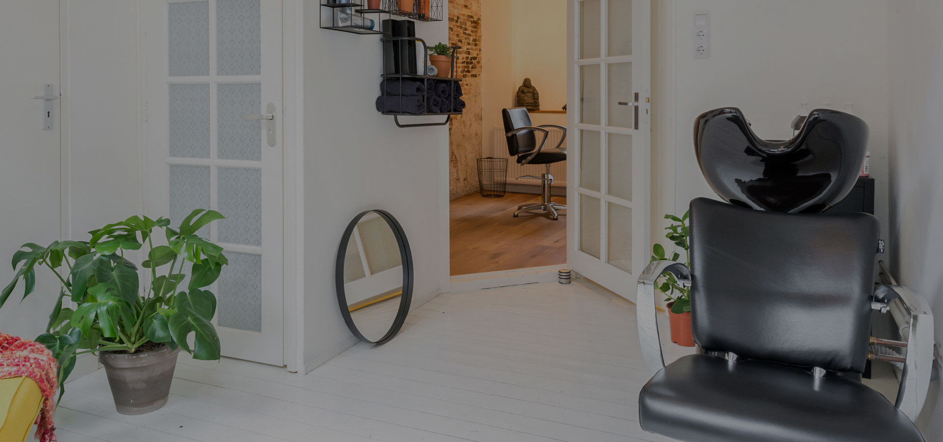 Interieur van kapsalon Haaratelier Marjon! met één kappersstoel en één was-unit.