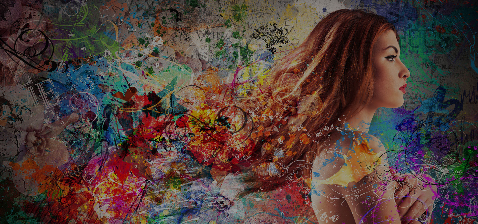 Jonge vrouw van opzij waarbij haar lange haar opgaat in een artistiek schildersdoek vol kleuren, tinten en intensiteiten.