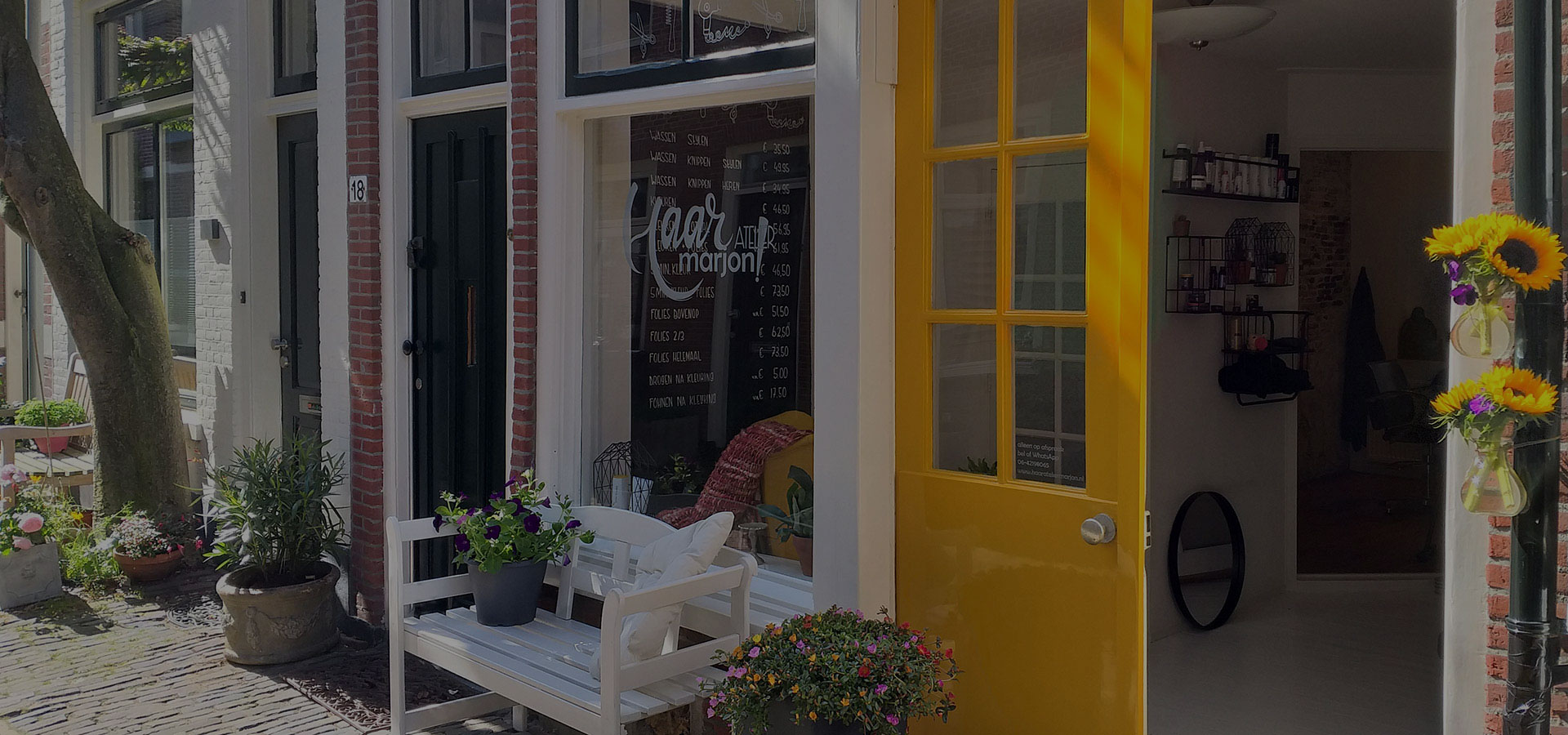 Pui van kapsalon Haaratelier Marjon! in de historische Drapenierstraat 18 in de Vijfhoek in Haarlem-Centrum.